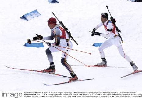 GREIS Michael GER Olympiasieger vor DEFRANSE Vincent FRA Biathlon Massenstart der Maenner am 25.02.2006 in Cesana Olympische Winterspiele 2006 in Turin Italien 