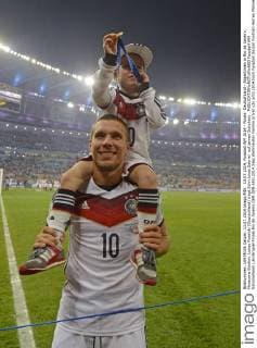 13.07.2014, Fussball WM 2014 - Finale: Deutschland - Argentinien in Rio de Janeiro, Maracana Stadion. Lukas Podolski (Deutschland) trägt Sohn Louis Gabriel auf seinen Schultern . 