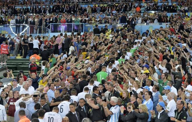 13.07.2014, Fussball WM 2014 - Finale: Deutschland - Argentinien in Rio de Janeiro, Maracana Stadion. Die deutschen Spieler laufen die Treppe zur Siegerehrung hinauf . 