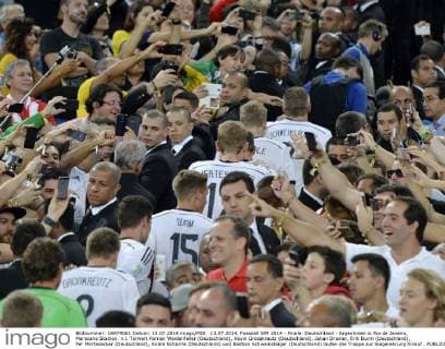 13.07.2014, Fussball WM 2014 - Finale: Deutschland - Argentinien in Rio de Janeiro, Maracana Stadion. v.l. Torwart Roman Weidenfeller (Deutschland), Kevin Grosskreutz (Deutschland), Julian Draxler, Erik Durm (Deutschland), Per Mertesacker (Deutschland), Andre Schürrle (Deutschland) und Bastian Schweinsteiger (Deutschland) laufen die Treppe zur Siegerehrung hinauf . 