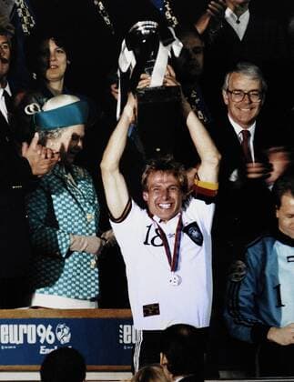 KLINSMANN Jürgen mit Königin Elisabeth UEFA Fussball Europameisterschaften 1996 in England Fussball Finale Fussball Europameisterschaften 1996 in Wembley Tschechien-Deutschland Siegeehrung mit EM Pokal 
