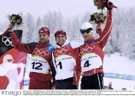 GREIS Michael GER Olympiasieger mit BJOERNDALEN Ole Einar NOR und SIKORA Tomasz POL Biathlon Massenstart der Maenner am 25.02.2006 in Cesana Olympische Winterspiele 2006 in Turin Italien 