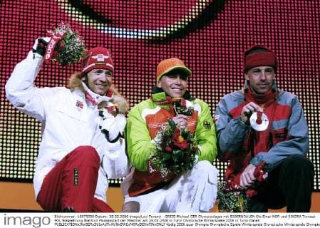 GREIS Michael GER Olympiasieger mit BJOERNDALEN Ole Einar NOR und SIKORA Tomasz POL Siegeehrung Biathlon Massenstart der Maenner am 25.02.2006 in Turin Olympische Winterspiele 2006 in Turin Italien 