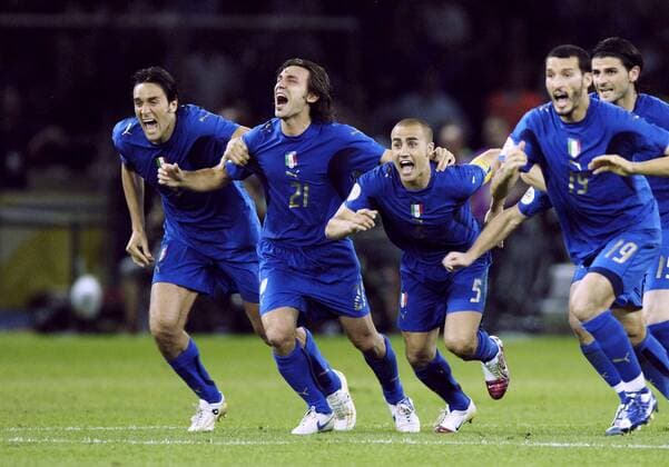 TONI Luca mit PIRLO Andrea und CANNAVARO Fabio mit ZAMBROTTA Gianluca und jubeln beim 11m schiessen Italien ist Weltmeister FIFA Fussball Weltmeisterschaften 2006 in Deutschland Finale im Olympiastadion in Berlin Italien-Frankreich am 09.Juli 2006 