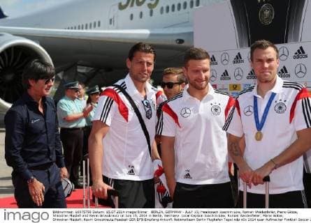 BERLIN, GERMANY - JULY 15: Headcoach Joachim Löw, Roman Weidenfeller, Mario Götze, Shkodran Mustafi and Kevin Grosskreutz on July 15, 2014 in Berlin, Germany. Local Caption Joachim Löw; Roman Weidenfeller; Mario Götze; Shkodran Mustafi; Kevin Grosskreutz