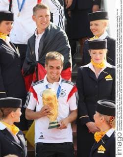 15.07.2014, xjhx, Fussball WM 2014, Ankunft des deutschen Teams in Berlin, Eintrag ins goldene Buch, v.l. Philipp Lahm (Deutsche Fussball Nationalmannschaft DFB) Ankunft am Flughafen