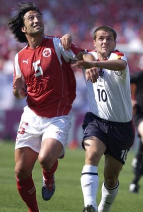 OWEN Michael Team England und YAKIN Murat Spiel Nr.11 ENG-Schweiz 3:0 in Coimbra. Fussball Aktion. UEFA Fussball Europameisterschaften 2004 in Portugal Copyright 