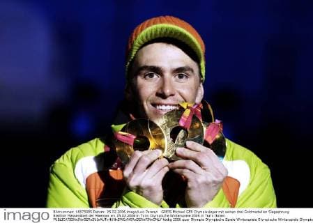 GREIS Michael GER Olympiasieger mit seinen drei Goldmedaillen Siegeehrung Biathlon Massenstart der Maenner am 25.02.2006 in Turin Olympische Winterspiele 2006 in Turin Italien 