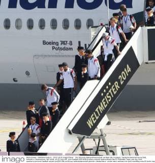 Die deutsche Nationalmannschaft verlässt das Flugzeug. Deutsche Nationalmannschaft, Ankunft in Deutschland, WM 2014, 15.07.2014 EP_mht