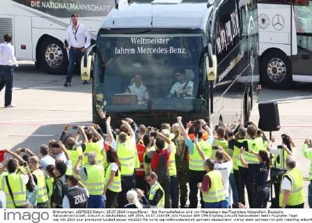 Der Mannschaftsbus wird von Mitarbeitern des Flughafens fotografiert. Deutsche Nationalmannschaft, Ankunft in Deutschland, WM 2014, 15.07.2014 EP_mht