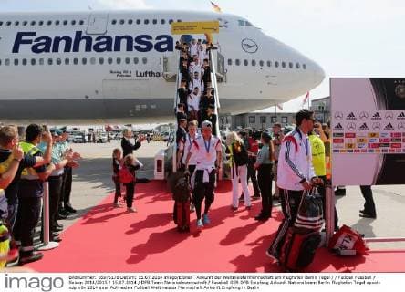 Ankunft der Weltmeistermannschaft am Flughafen Berlin Tegel Fußball Fussball Saison 2014 2015 15.07.2014 DFB Team Nationalmannschaft