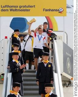 Sami Khedira, Philipp Lahm, Bastian Schweinsteiger, Ankunft der Weltmeistermannschaft am Flughafen Berlin Tegel Fußball Fussball Saison 2014 2015 15.07.2014 DFB Team Nationalmannschaft