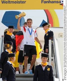 Philipp Lahm mit WM Pokal Ankunft der Weltmeistermannschaft am Flughafen Berlin Tegel Fußball Fussball Saison 2014 2015 15.07.2014 DFB Team Nationalmannschaft