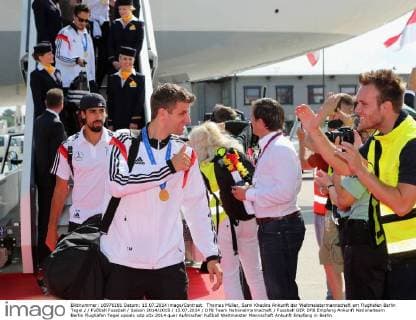 Thomas Müller, Sami Khedira Ankunft der Weltmeistermannschaft am Flughafen Berlin Tegel Fußball Fussball Saison 2014 2015 15.07.2014 DFB Team Nationalmannschaft