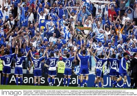 Jubel Laola Team Griechenland Eroeffnungsspiel Portugal-Gtriechenland 1:2. Fussball Jubel . UEFA Fussball Europameisterschaften 2004 in Portugal Copyright 