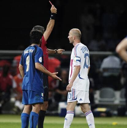 ZIDANE Zinedine sieht wegen seiner Attacke gegen Materazzi Marco rot Schiedsrichter ELIZONDO Horazio ARG FIFA Fussball Weltmeisterschaften 2006 in Deutschland Finale im Olympiastadion in Berlin Italien-Frankreich am 09.Juli 2006 