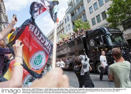 Ankunft der Deutschen Nationalmanschaft an der Fanmeile am Brandenburger Tor. Deutsche Nationalmanschaft