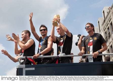 Ankunft der Deutschen Nationalmanschaft an der Fanmeile am Brandenburger Tor. Deutsche Nationalmanschaft - Shkodran Mustafi, Mats Hummels, Matthias Ginter und Roman Weidenfeller