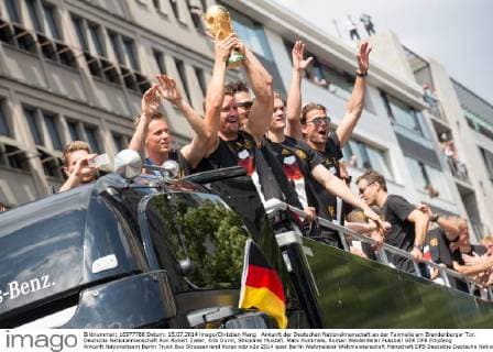 Ankunft der Deutschen Nationalmanschaft an der Fanmeile am Brandenburger Tor. Deutsche Nationalmanschaft Ron Robert Zieler, Erik Durm, Shkodran Mustafi, Mats Hummels, Roman Weidenfeller