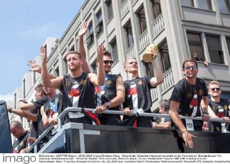 Ankunft der Deutschen Nationalmanschaft an der Fanmeile am Brandenburger Tor. Deutsche Nationalmanschaft - Shkodran Mustafi, Mats Hummels, Matthias Ginter, Roman Weidenfeller