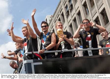 Ankunft der Deutschen Nationalmanschaft an der Fanmeile am Brandenburger Tor. Deutsche Nationalmanschaft - Shkodran Mustafi, Mats Hummels, Matthias Ginter, Roman Weidenfeller