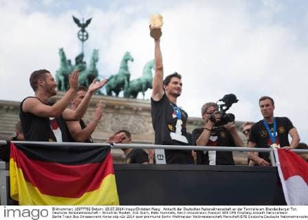 Ankunft der Deutschen Nationalmanschaft an der Fanmeile am Brandenburger Tor. Deutsche Nationalmanschaft - Shkodran Mustafi, Erik Durm, Mats Hummels, Kevin Grosskreutz