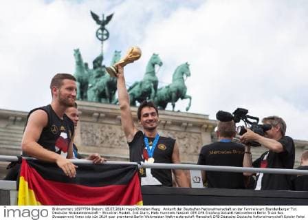 Ankunft der Deutschen Nationalmanschaft an der Fanmeile am Brandenburger Tor. Deutsche Nationalmanschaft - Shkodran Mustafi, Erik Durm, Mats Hummels