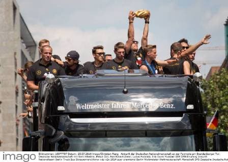 Ankunft der Deutschen Nationalmanschaft an der Fanmeile am Brandenburger Tor. Deutsche Nationalmanschaft mit Sami Khedira, Mesut Özil, Ron Robert Zieler, Lukas Podolski, Erik Durm