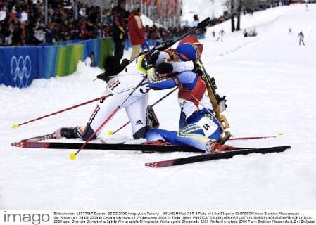 WILHELM Kati GER 2.Platz mit der Siegerin OLOFSSON Anna Biathlon Massenstart der Frauen am 25.02.2006 in Cesana Olympische Winterspiele 2006 in Turin Italien 