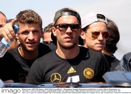 Die deutsche Fussball-Nationalmannschaft fährt in einem offenen Riesenlaster zur Fanmeile.v.l.Thomas Müller (GER), Lukas Podolski (GER) und Julian Draxler (GER) Deutsche Nationalmannschaft, Ankunft in Deutschland, WM 2014, 15.07.2014 EP_schwan