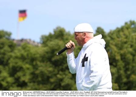 15.07.2014, xkvx, Fussball, WM 2014 Nationalmannschaft feiert auf Fanmeile in Berlin, v.l. DJ Ötzi