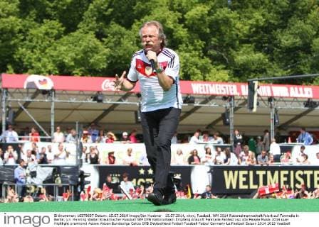 15.07.2014, xkvx, Fussball, WM 2014 Nationalmannschaft feiert auf Fanmeile in Berlin, v.l. Henning Walter Krautmacher