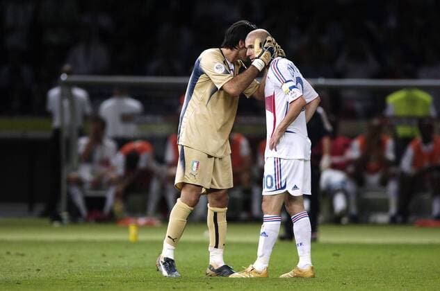ZIDANE Zinedine sieht wegen seiner Attacke gegen Materazzi Marco rot Trost von Torwart BUFFON Gianluigi FIFA Fussball Weltmeisterschaften 2006 in Deutschland Finale im Olympiastadion in Berlin Italien-Frankreich am 09.Juli 2006 
