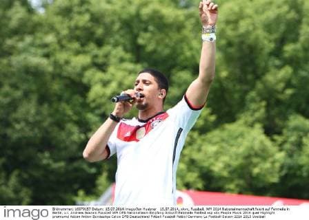 15.07.2014, xkvx, Fussball, WM 2014 Nationalmannschaft feiert auf Fanmeile in Berlin, v.l. Andreas Bourani