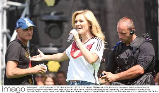 15.07.2014, Fußball-WM Brasilien 2014, Hyndai Fan Park Berlin. Empfang der deutschen Nationalmannschaft dem Weltmeister 2014. Sängerin Helene Fischer 