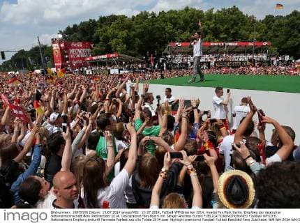 15.07.2014, Fußball-WM Brasilien 2014, Hyndai Fan Park Berlin. Empfang der deutschen Nationalmannschaft dem Weltmeister 2014. Deutschland Fans feiern mit Sänger Andreas Burani 