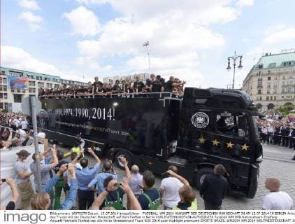 FUSSBALL WM 2014 ANKUNFT DER DEUTSCHEN MANNSCHAFT IN AM 15.07.2014 IN BERLIN Ankunft des Trucks mit der Deutschen Mannschaft auf dem Fanfest in Berlin 