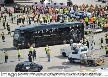 Fußball Nationalmannschaft - Empfang am Flughafen Berlin-Tegel am 15.07.2014 in Berlin Abfahrt der deutschen Nationalmannschaft zur Fanmeile am Brandenburger Tor.