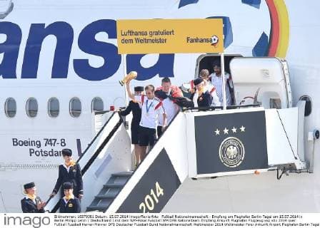 Fußball Nationalmannschaft - Empfang am Flughafen Berlin-Tegel am 15.07.2014 in Berlin Philipp Lahm ( Deutschland ) mit dem WM-Pokal