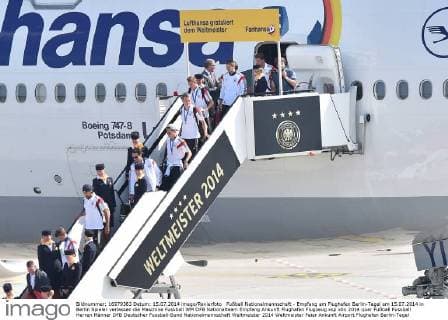Fußball Nationalmannschaft - Empfang am Flughafen Berlin-Tegel am 15.07.2014 in Berlin Spieler verlassen die Maschine