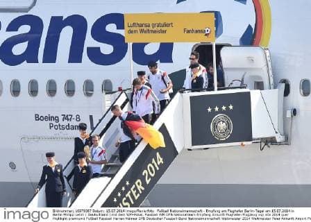 Fußball Nationalmannschaft - Empfang am Flughafen Berlin-Tegel am 15.07.2014 in Berlin Philipp Lahm ( Deutschland ) mit dem WM-Pokal.