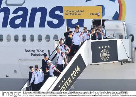 Fußball Nationalmannschaft - Empfang am Flughafen Berlin-Tegel am 15.07.2014 in Berlin Spieler verlassen die Maschine