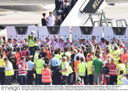 Fußball Nationalmannschaft - Empfang am Flughafen Berlin-Tegel am 15.07.2014 in Berlin Spieler präsentieren sich den Mitarbeitern des Flughafens