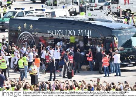 Fußball Nationalmannschaft - Empfang am Flughafen Berlin-Tegel am 15.07.2014 in Berlin Spieler steigen in den Mannschaftsbus