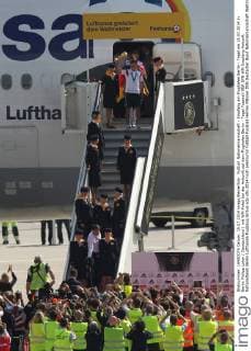 Fußball Nationalmannschaft - Empfang am Flughafen Berlin - Tegel am 15.07.2014 in Berlin Philipp Lahm ( Deutschland ) mit WM-Pokal bei der Ankunft auf dem Flughafen Berlin - Tegel