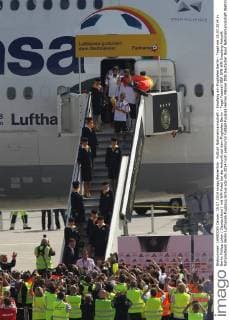 Fußball Nationalmannschaft - Empfang am Flughafen Berlin - Tegel am 15.07.2014 in Berlin Philipp Lahm ( Deutschland ) mit WM-Pokal bei der Ankunft auf dem Flughafen Berlin - Tegel