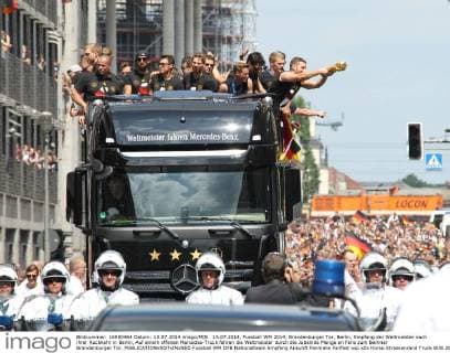 15.07.2014, Fussball WM 2014, Brandenburger Tor, Berlin, Empfang der Weltmeister nach ihrer Rückkehr in Berlin, Auf einem offenen Mercedes-Truck fahren die Weltmeister durch die Jubelnde Menge an Fans zum Berliner Brandenburger Tor. 