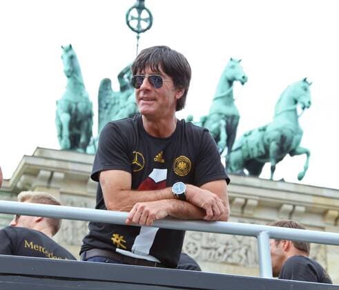 15.07.2014, Fussball WM 2014, Brandenburger Tor, Berlin, Empfang der Weltmeister nach ihrer Rückkehr in Berlin, Auf einem offenen Mercedes-Truck fahren die Weltmeister durch die Jubelnde Menge an Fans zum Berliner Brandenburger Tor. Bundestrainer Joachim Löw (Deutschland) steht zufrieden auf dem LKW. 