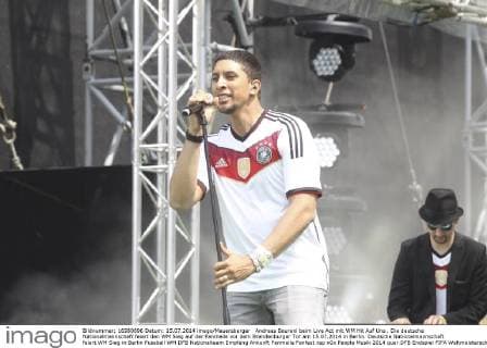 Andreas Bourani beim Live Act mit WM Hit Auf Uns . Die deutsche Nationalmannschaft feiert den WM Sieg auf der Fanmeile vor dem Brandenburger Tor am 15.07.2014 in Berlin. Deutsche Nationalmannschaft feiert WM Sieg in Berlin