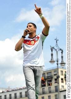 Andreas Bourani bei seinem Auftritt zum Empfang der Deutschen Nationalmannschaft nach dem Gewinn der Fussball WM auf der Fan Meile am 15.07.2014 in Berlin Die Deutsche Nationalmannschaft beim Empfang in Berlin, 2014 